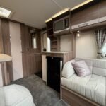2021 Coachman VIP 460 image 15